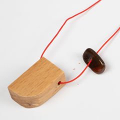 Kırmızı İpek İpli ''Tahtaya Vur'' Kolye 1