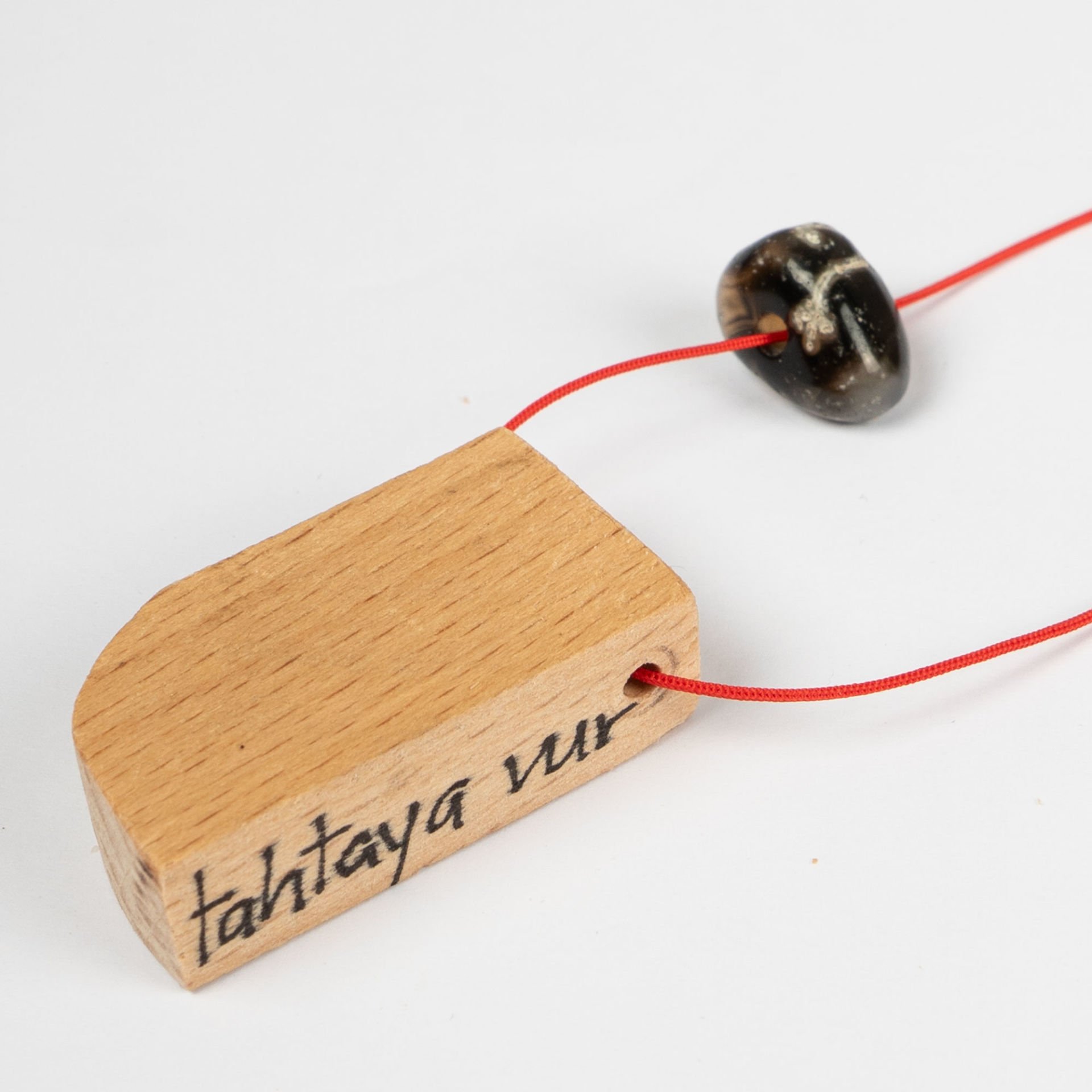 Kırmızı İpek İpli ''Tahtaya Vur'' Kolye 3