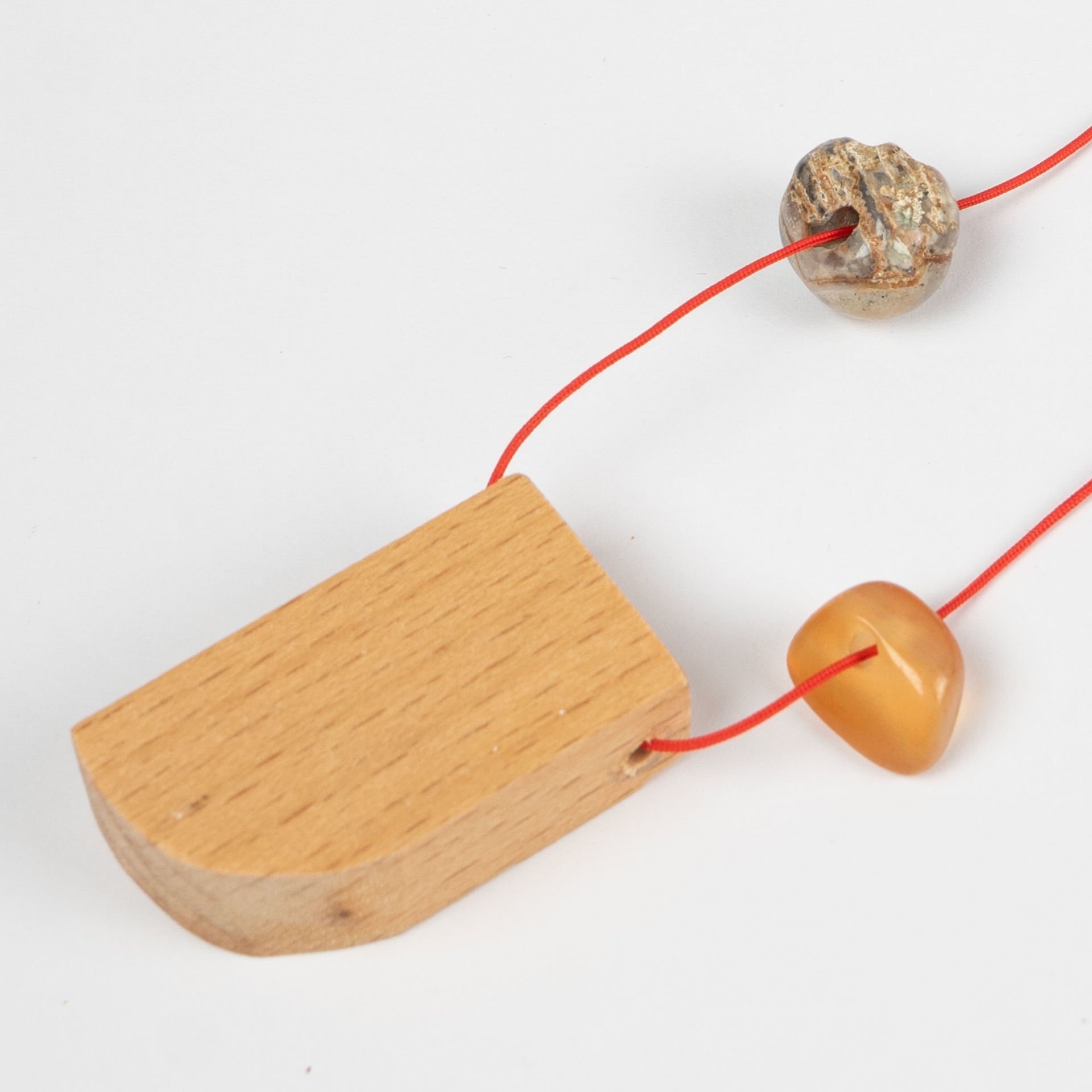 Kırmızı İpek İpli ''Tahtaya Vur'' Kolye 2
