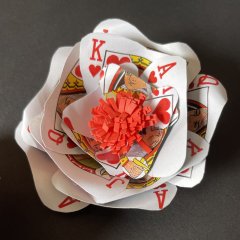 Kupa Oyun Kartı Yaka Çiçeği