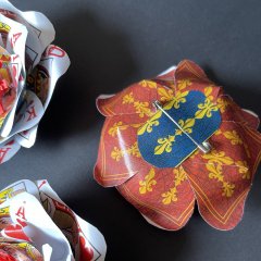 Kupa Oyun Kartı Yaka Çiçeği